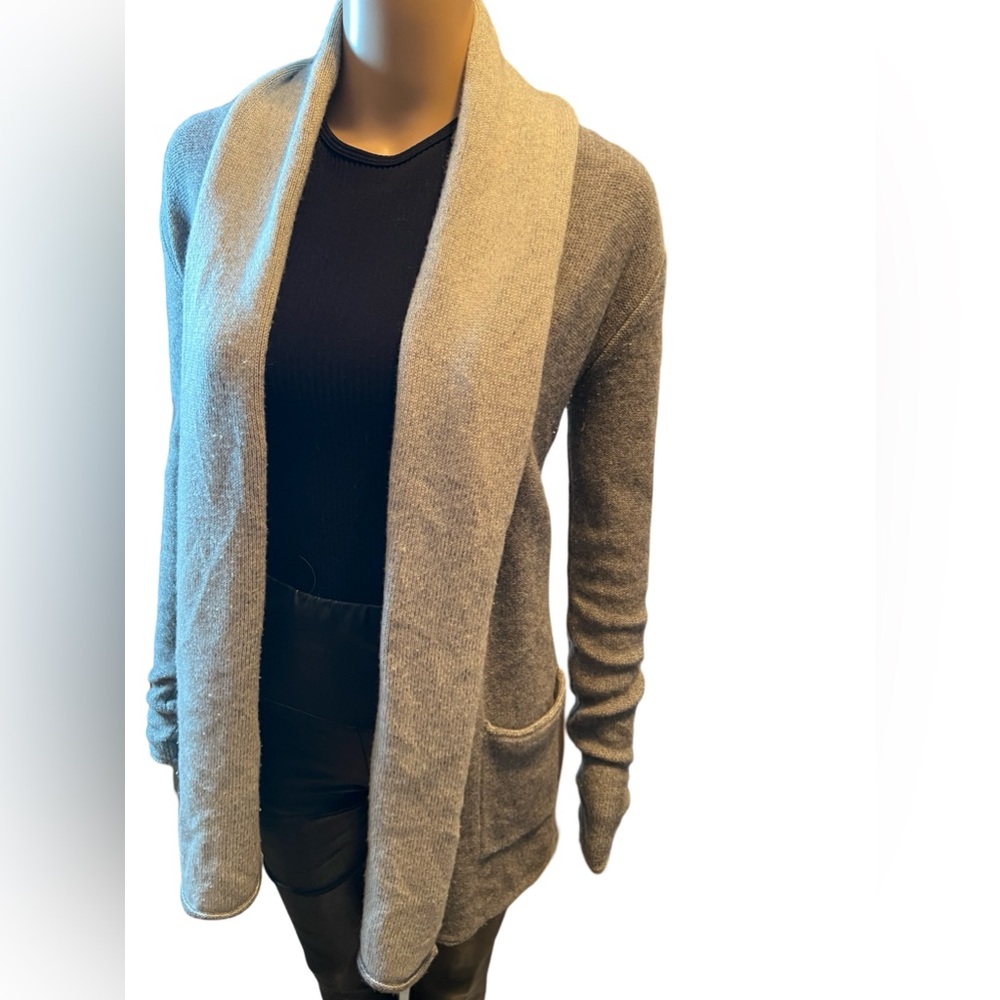 Beautiful and cozy Aritzia cardigan